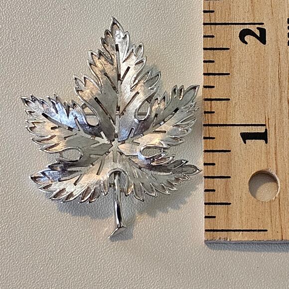 Vintage Crown Trifari Silver Maple Leaf Brooch - Picture 4 of 5